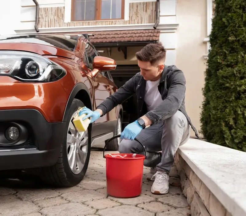 Lavage auto à domicile Plouzané : professionnel intervenant sur un véhicule